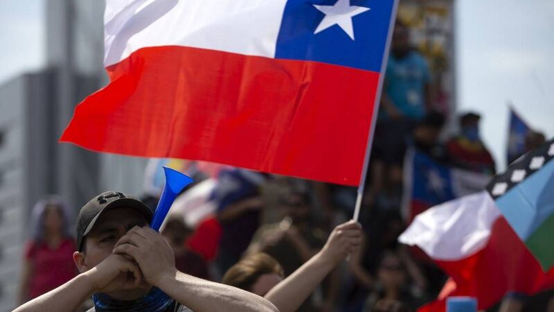 Joven que participó en protestas en Chile queda ciego tras ser herido por perdigones