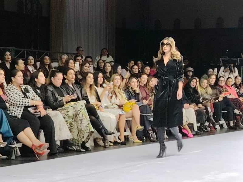 El diseñador Michael Costello deslumbra con sus diseños en el Fashion Week 2025