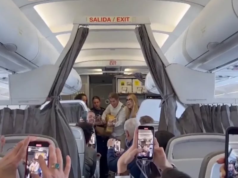 VIDEO. Marta Sánchez y Carlos Baute calman a viajeros en pleno vuelo