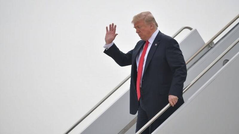 Tras destituir a Tillerson, Trump viaja a California para ver prototipos del muro