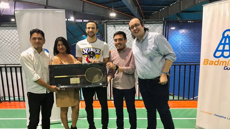 Tuiteros guatemaltecos entregan reconocimiento a Kevin Cordón