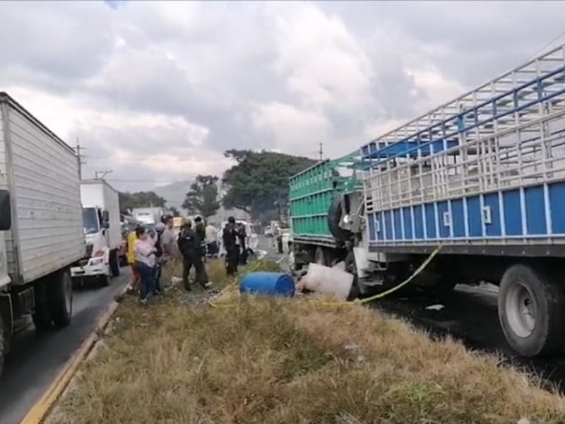 Un motorista muere tras accidente en Amatitlán que involucró a varios vehículos