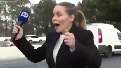 Beatriz Casadei se sorprende tras el robo de su celular en plena calle frente al CDP de São Paulo.
