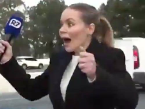 Robo en vivo: Reportera pierde celular justo antes de salir al aire en São Paulo