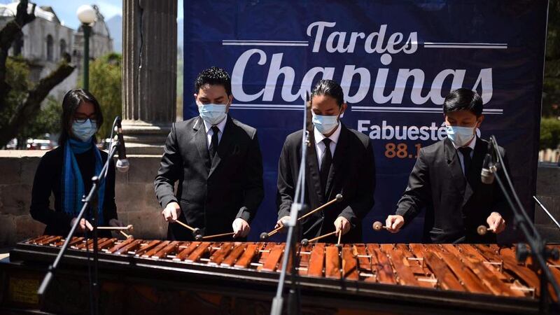 Tardes Chapinas de Fabuestéreo deleita con concierto de marimba