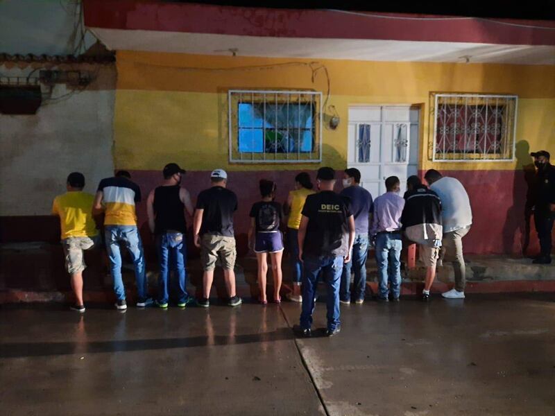 Detienen a personas sorprendidas con alcohol y drogas durante el toque de queda