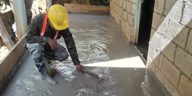 Programa del Gobierno para sustituir los pisos de tierra en los hogares más pobres.