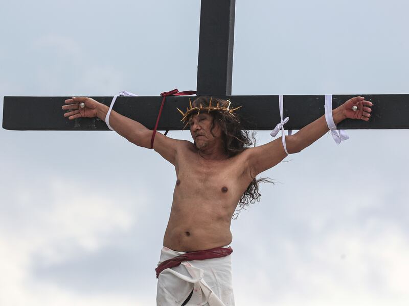 Hombre filipino se hace crucificar por 35ta vez para rezar por paz mundial este Viernes Santo