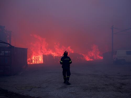 El rápido avance de las llamas hace que Grecia le pida ayuda a la Unión Europea