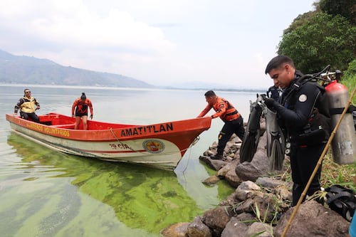 Bomberos buscan carro sumergido en el lago de Amatitlán