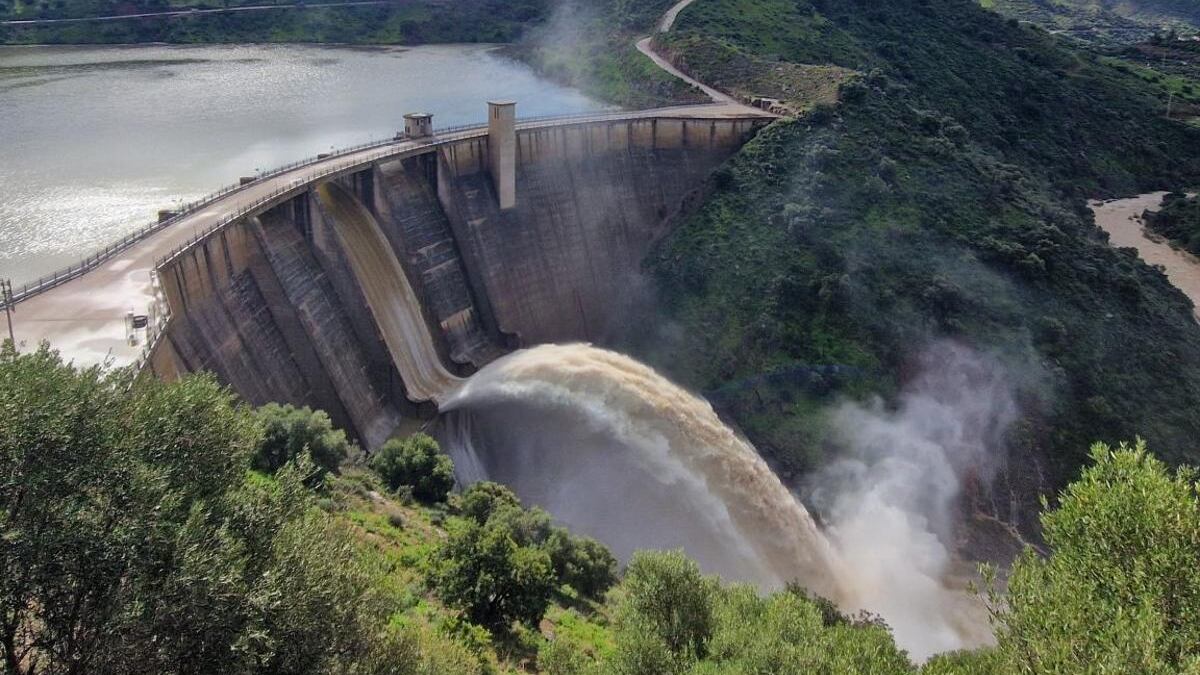 VIDEO. Se desborda una represa en España debido a la borrasca “Laurence”
