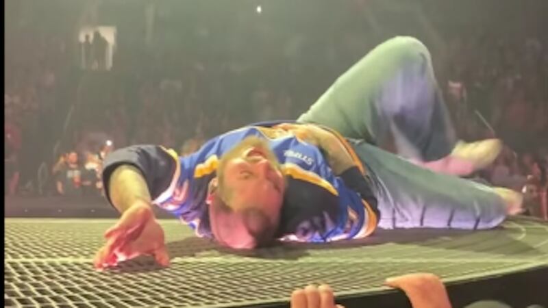 VIDEO: cantante sufre aparatosa caída en pleno concierto y se retuerce de dolor