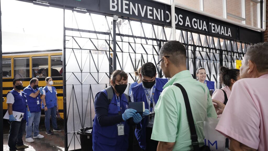 Guatemala recibe a 135 presos políticos de Nicaragua.