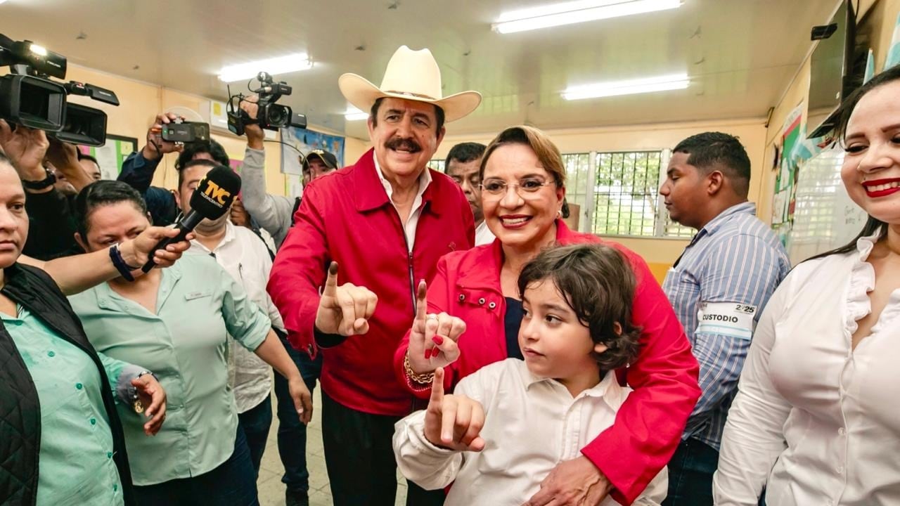 La Presidenta Xiomara Castro, ejerció su derecho al voto en las elecciones generales. Foto: Gobierno de Honduras