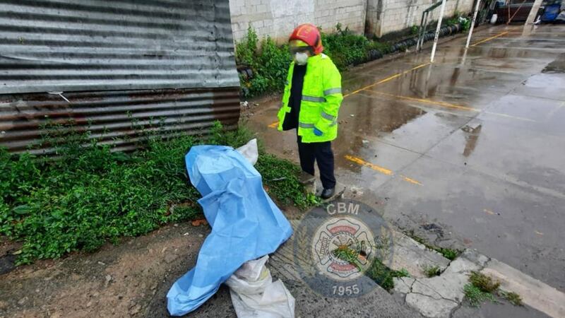 Abandonan cadáver de mujer envuelto en sábanas