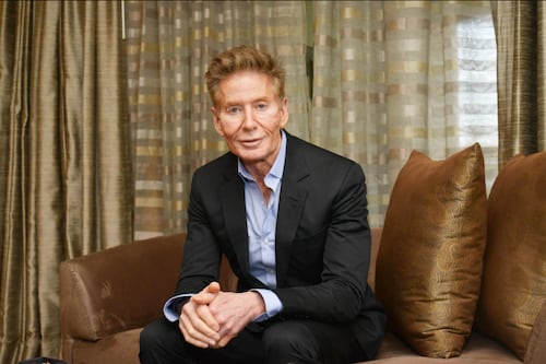 VIDEO. Aparición publica de Calvin Klein genera controversia por la actitud de su novio