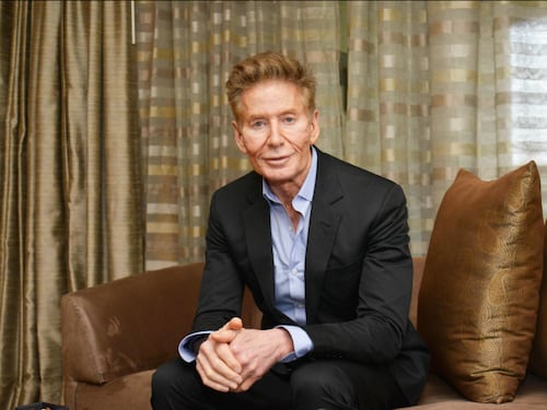 VIDEO. Aparición publica de Calvin Klein genera controversia por la actitud de su novio