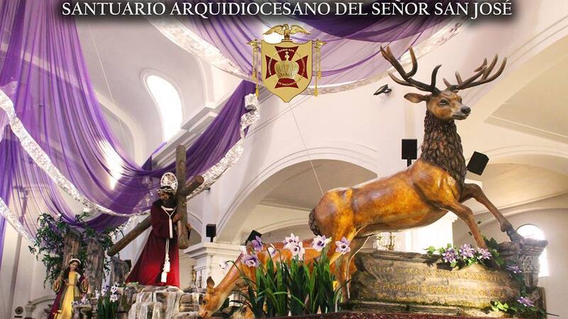 Devotos cargadores a la espera del primer jueves de Cuaresma junto a Jesús de los Milagros
