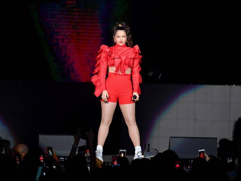 Con ajustados leggings Rosalía presume su trasero