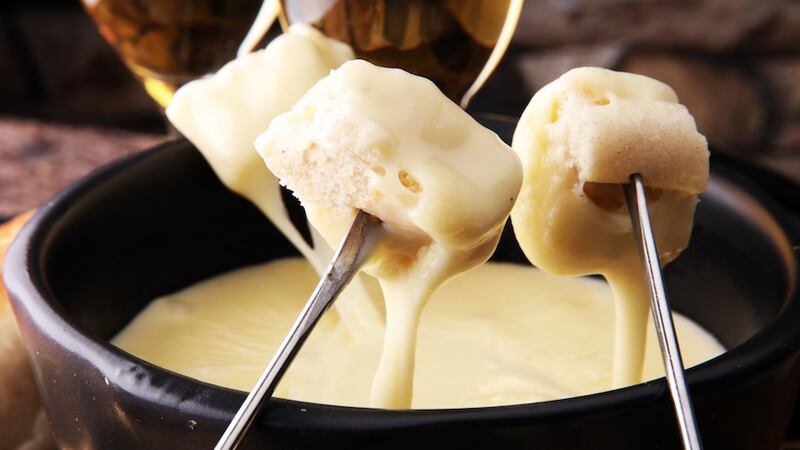 Con este “All you can eat” de fondue apoyarás la primer jornada de prótesis de mano