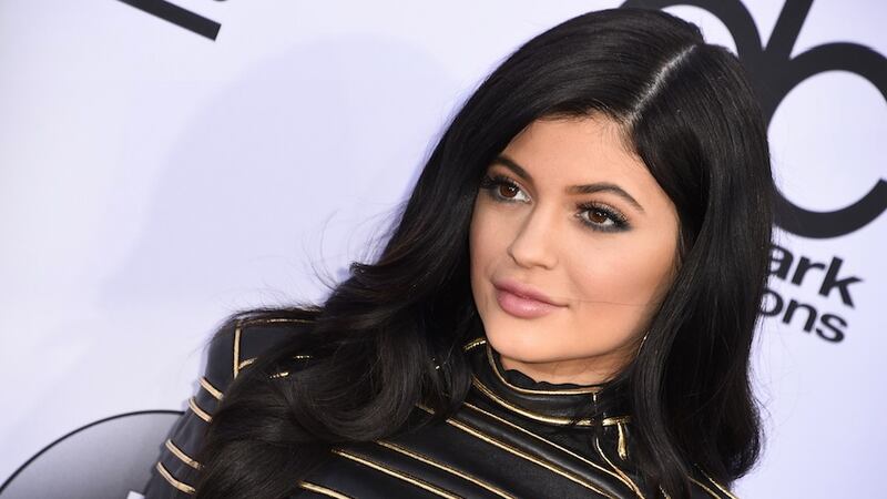 La confesión de Kylie Jenner sobre sus voluptuosos labios podría afectar su línea de maquillaje