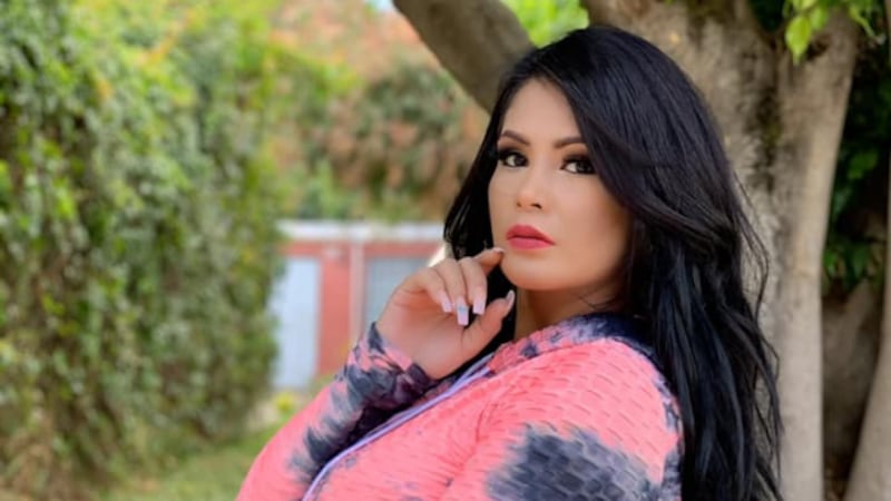 La modelo guatemalteca Zuleica Leal enseña sus enormes atributos delanteros en microbikini