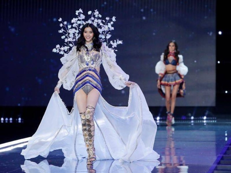 VIDEO. La modelo Ming Xi cae en pleno desfile de Victoria‘s Secret