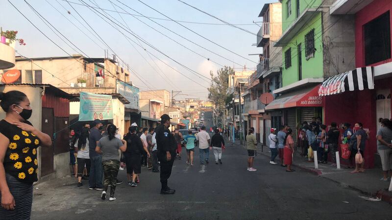 Guatemaltecos se aglomeran en tiendas y abarroterías por toque de queda prolongado