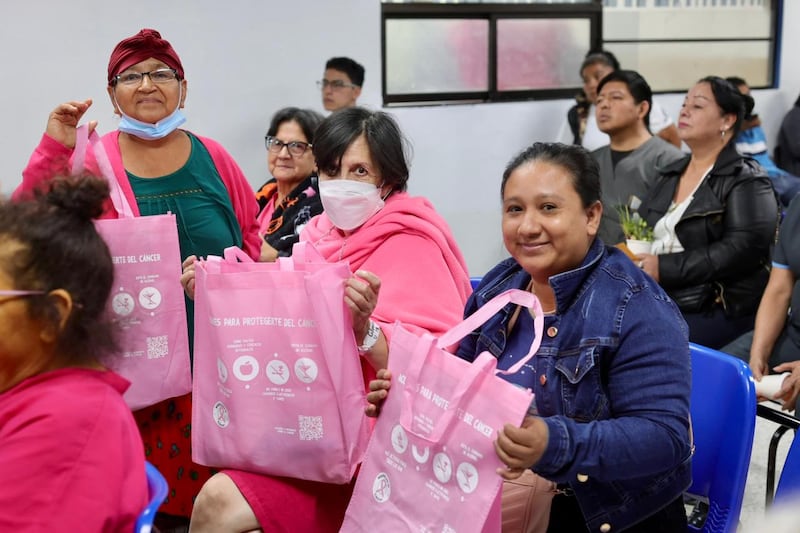 Pacientes celebran el Día Internacional de la Lucha contra el Cáncer de Mama.