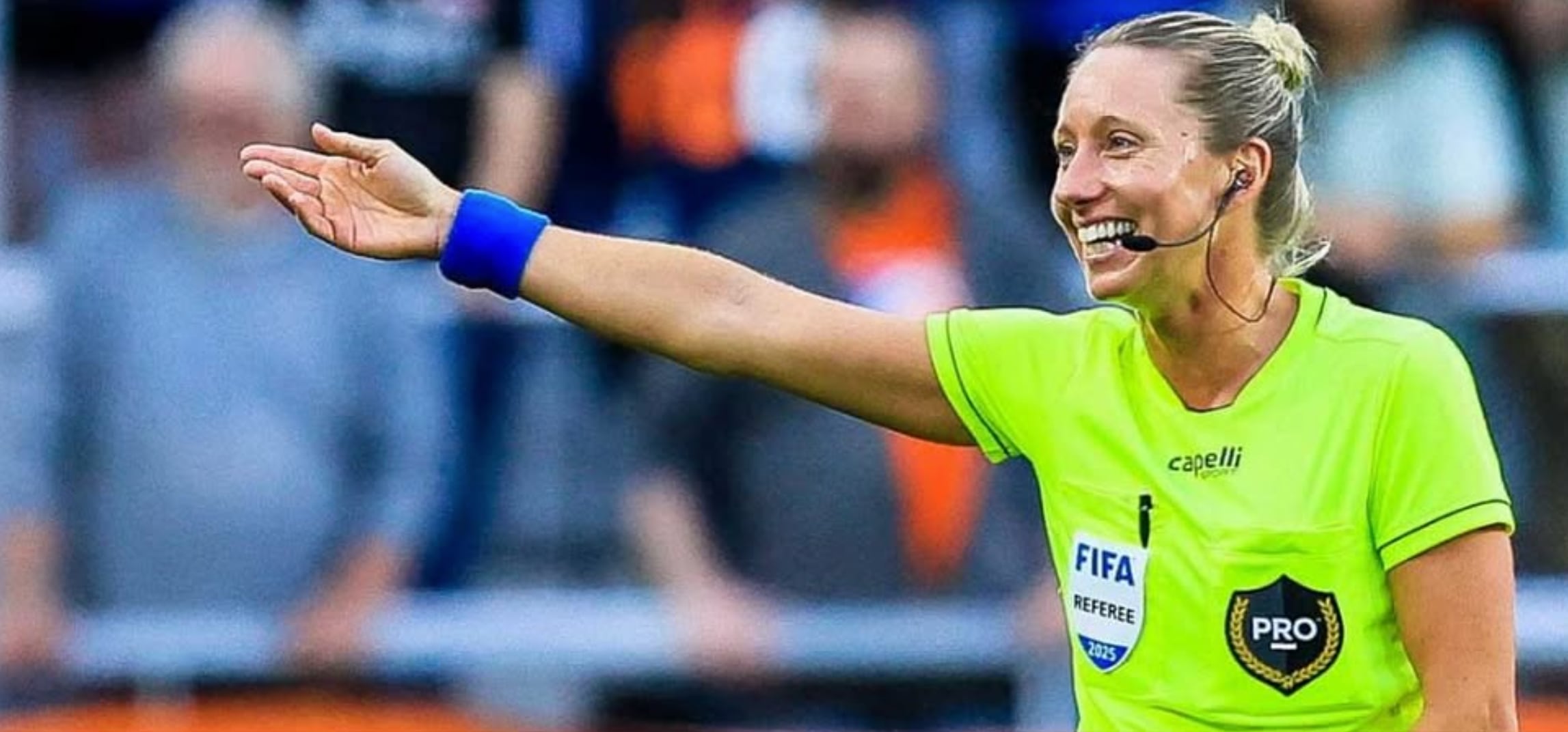 Tori Penso, la primera árbitra que pita un partido oficial en el Mundial