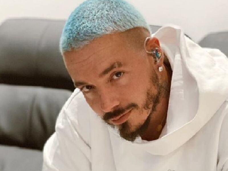 J Balvin casi muestra su miembro viril en pleno concierto por accidente