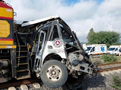 Estrepitoso choque de locomotora contra camión de pasajeros deja cinco muertos en Guanajuato