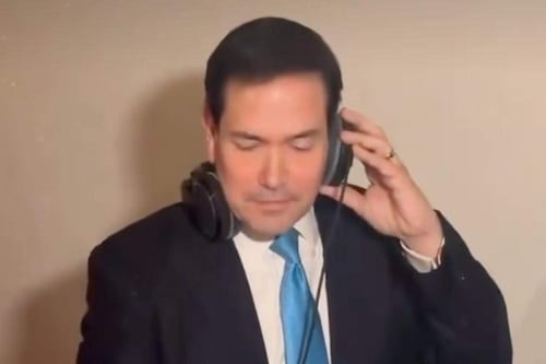 ¿Real o IA? Lo que se sabe del inédito video del secretario de Estado de EE.UU. haciendo de DJ en una boda