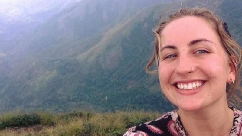 Padres de turista británica hallada muerta se pronuncian y piden evitar especulaciones