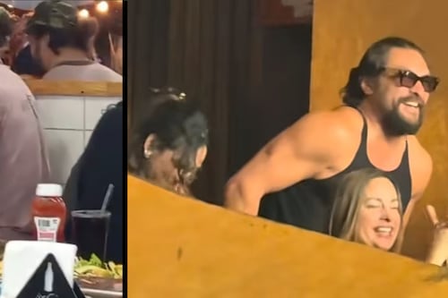 Video. Así fue captado Jason Momoa y Adria Arjona en zona 10 degustando icónicas empanadas
