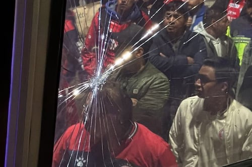 VIDEOS. Aficionados de Xelajú protagonizan disturbios y dañan bus de Guastatoya