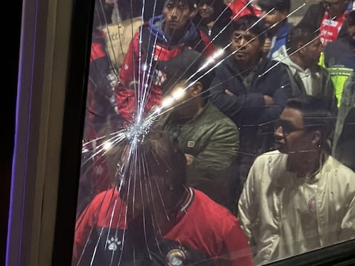 VIDEOS. Aficionados de Xelajú protagonizan disturbios y dañan bus de Guastatoya