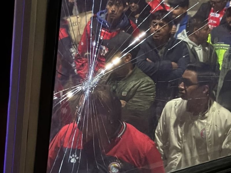 VIDEOS. Aficionados de Xelajú protagonizan disturbios y dañan bus de Guastatoya