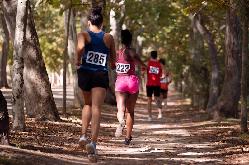 Correr es uno de los deportes más populares del mundo, y el número de personas que realizan esta actividad continúa en aumento. Foto: Freepik.