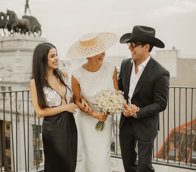 Alejandra Capetillo estuvo acompañada por sus hermanos en su boda civil