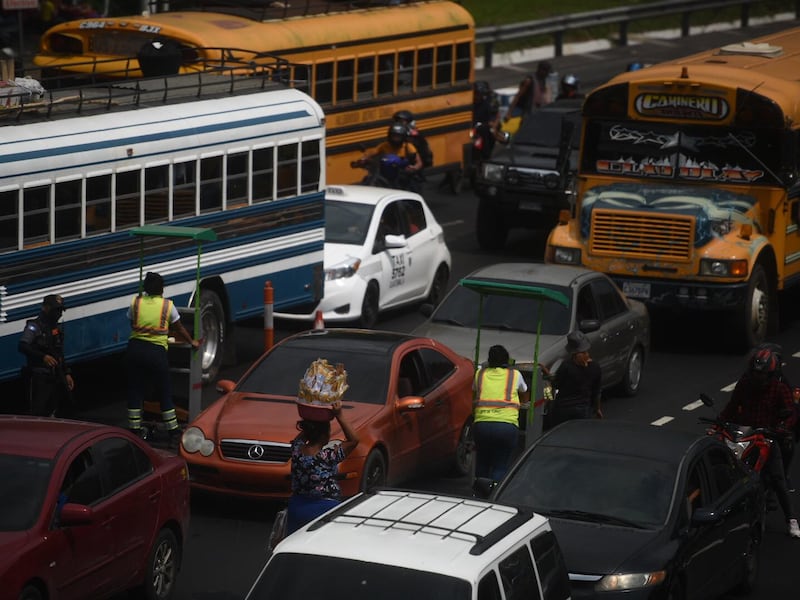 Reportan largas filas de vehículos en la autopista Palín-Escuintla