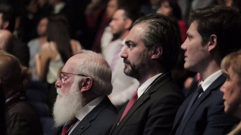 Exministro se pone a disposición de la justicia, participa en acto público y ahora es prófugo