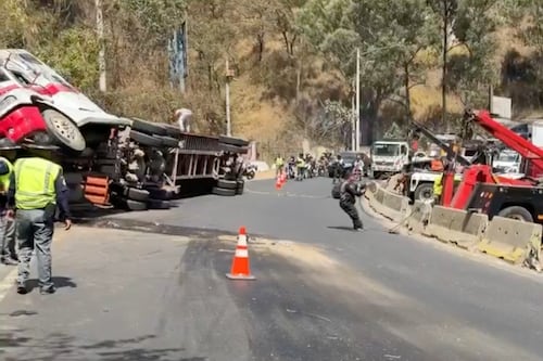 Tráiler vuelca en el kilómetro 23 de la Ruta al Pacífico