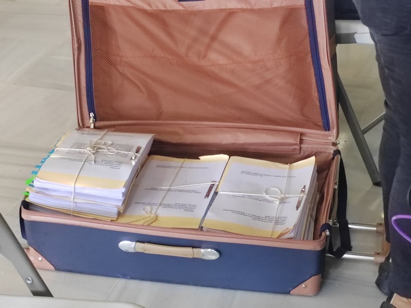 La fiscal general Consuelo Porras envió una maleta llena de documentos. Foto: @guatevisible