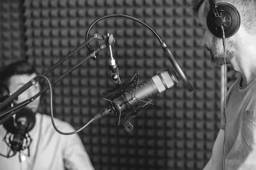 Muere famoso comediante y locutor John Mulrooney