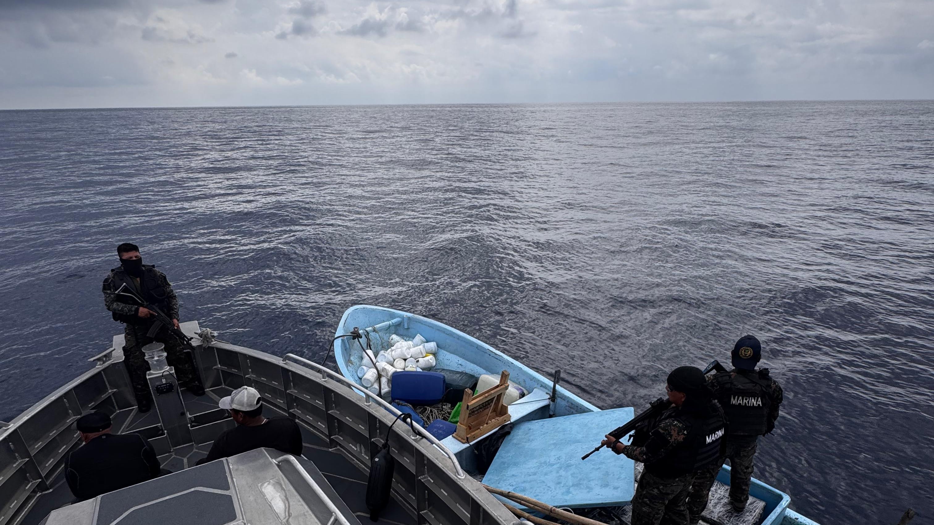 En el Pacífico guatemalteco han sido detenidos dos narcotraficantes que navegaban en una lancha con cocaína.