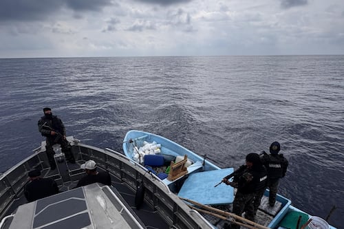 Marina intercepta lancha con droga en el Pacífico y captura a dos narcotraficantes