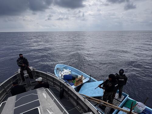 Marina intercepta lancha con droga en el Pacífico y captura a dos narcotraficantes