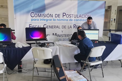 Consuelo Porras espera al último minuto y envía sus descargos en una enorme maleta