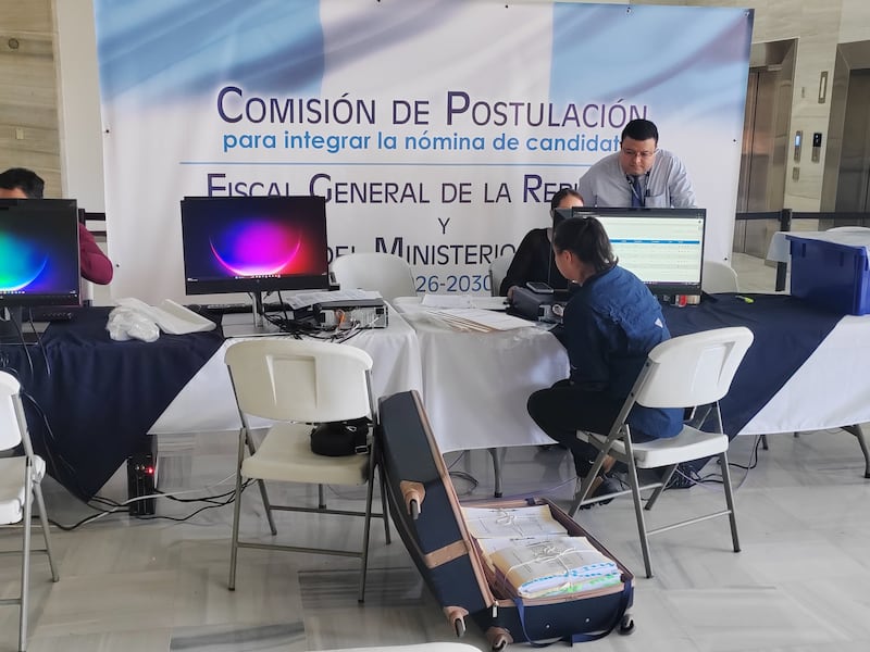 Consuelo Porras espera al último minuto y envía sus descargos en una enorme maleta